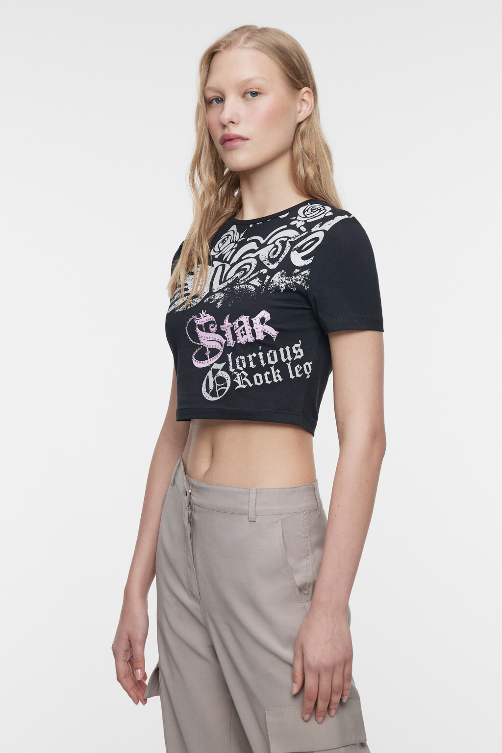 Топ-футболка хлопковый укороченный с принтом и стразами - цвет черный - 2
