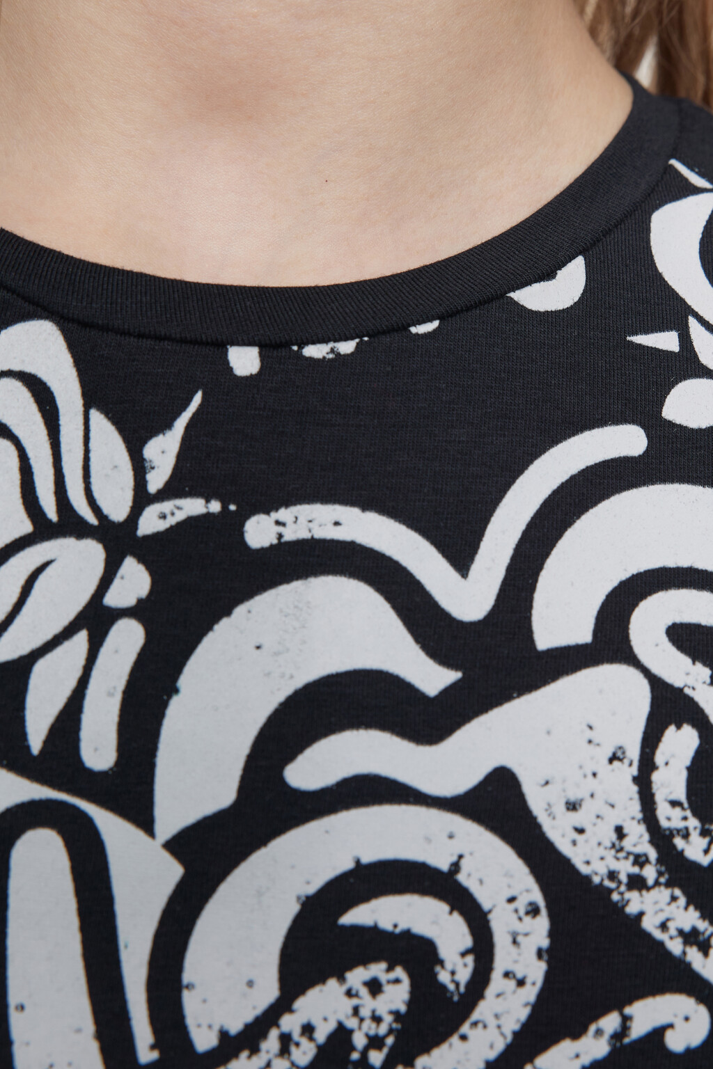 Топ-футболка хлопковый укороченный с принтом и стразами - цвет черный - 5