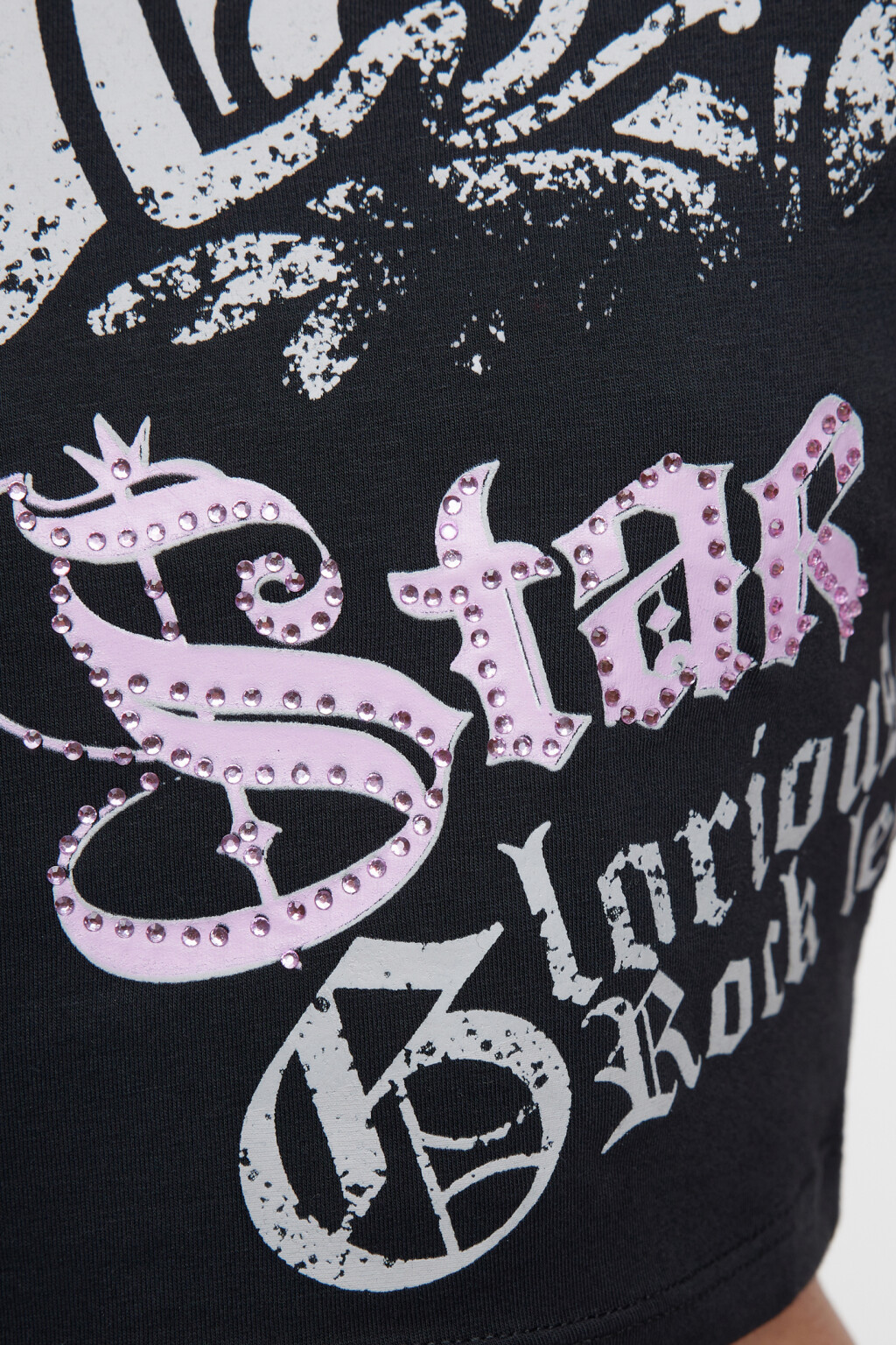 Топ-футболка хлопковый укороченный с принтом и стразами - цвет черный - 6