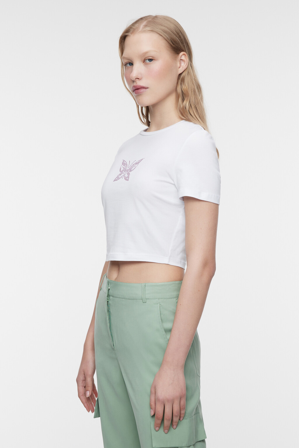 Топ-футболка хлопковый укороченный с принтом и стразами - цвет белый - 2