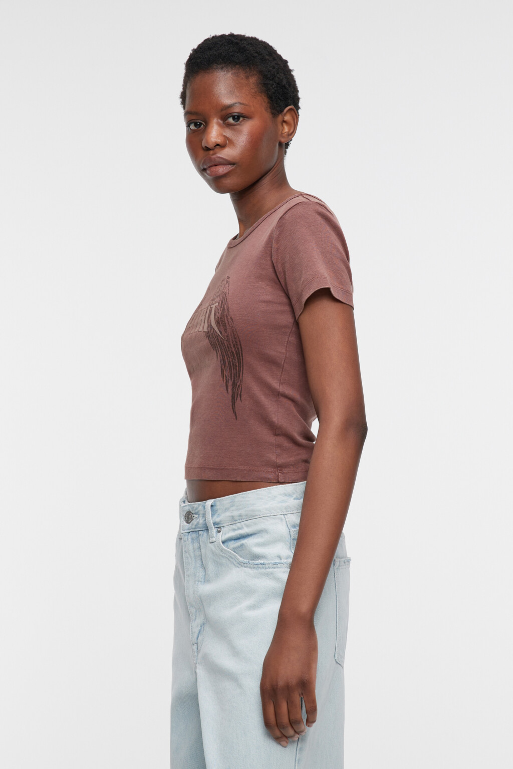 Футболка-топ укороченная хлопковая с принтом - цвет коричневый - 2