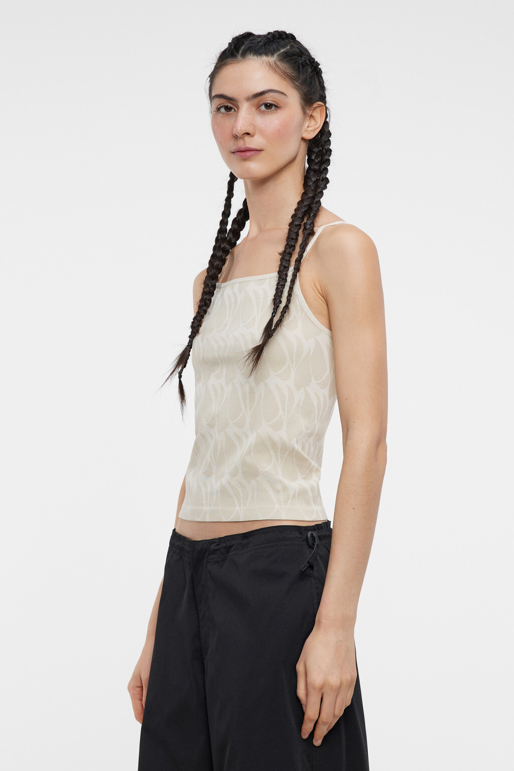 Майка-топ облегающая укороченная на тонких бретельках - цвет бежевый - 2