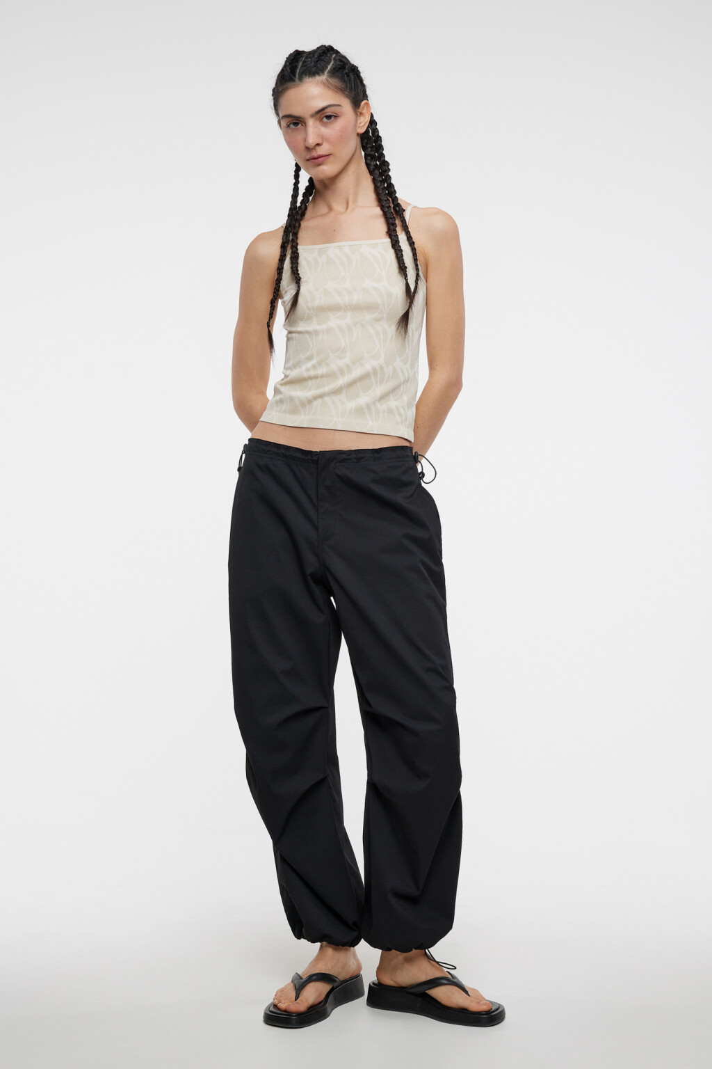 Майка-топ облегающая укороченная на тонких бретельках - цвет бежевый - 4