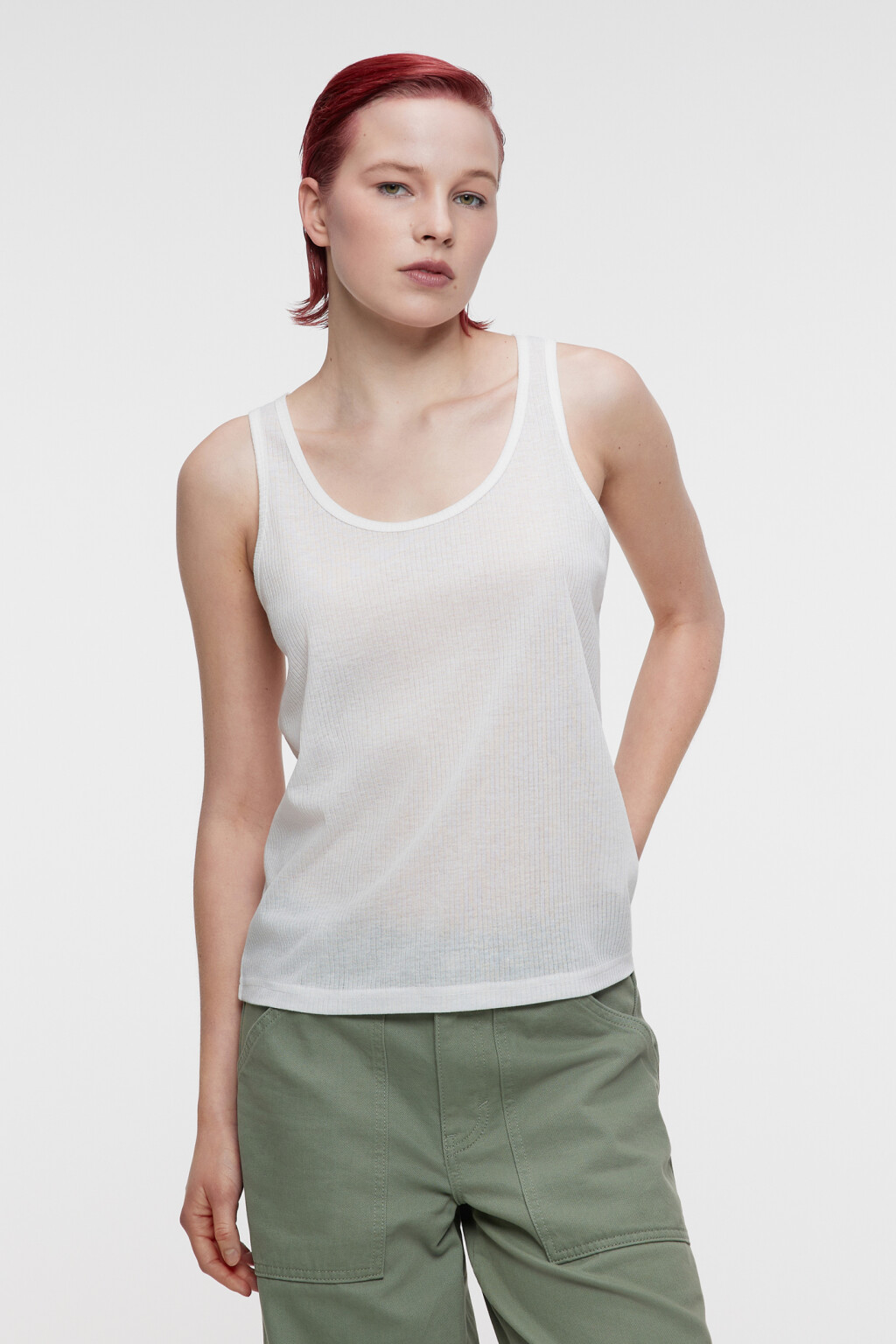 Майка свободного кроя в рубчик на широких бретелях - цвет белый - 1