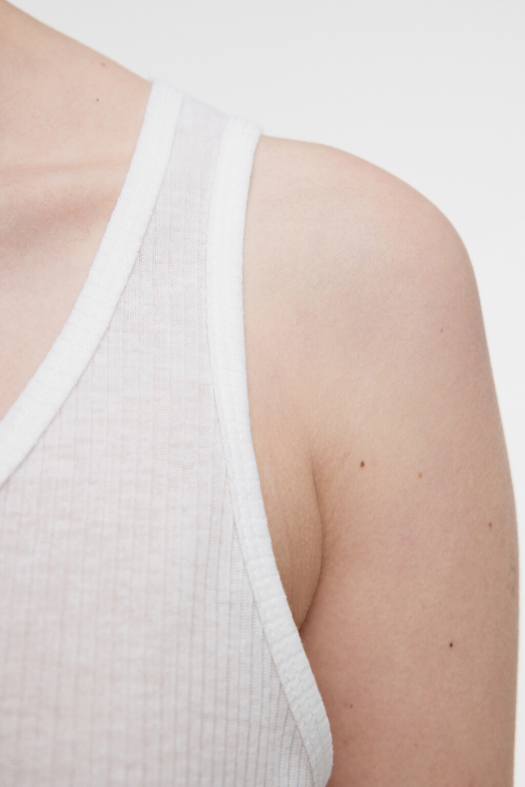 Майка свободного кроя в рубчик на широких бретелях - цвет белый - 5