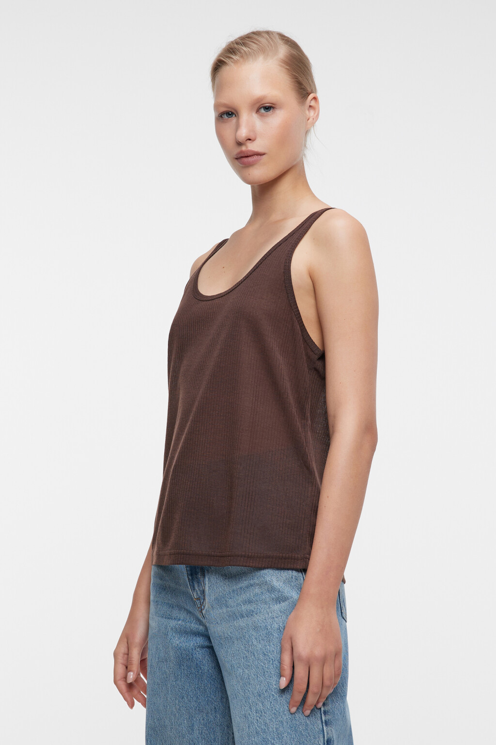 Майка свободного кроя в рубчик на широких бретелях - цвет коричневый - 2