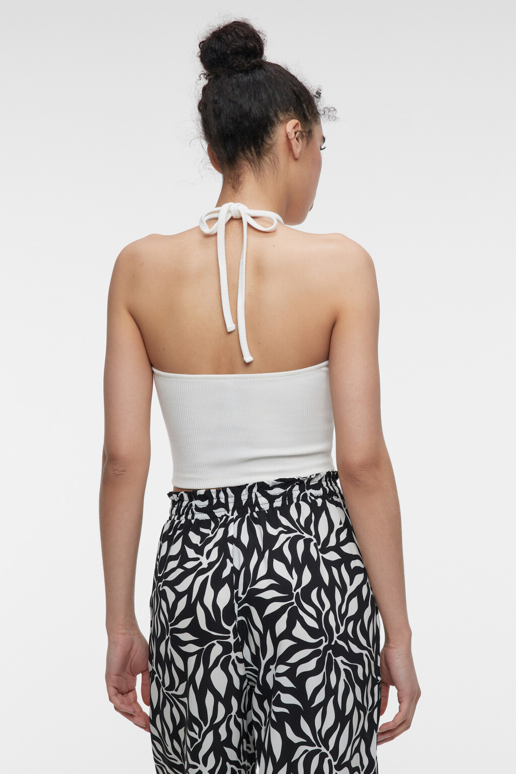 Топ-бандо облегающий с вырезом и завязками на шее - цвет белый - 3