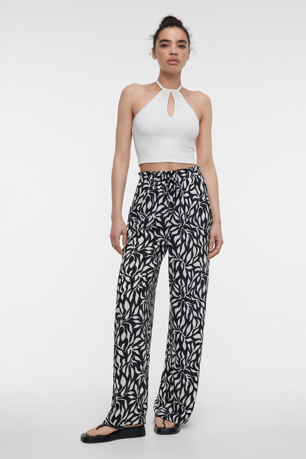 Топ-бандо облегающий с вырезом и завязками на шее - цвет белый - 4