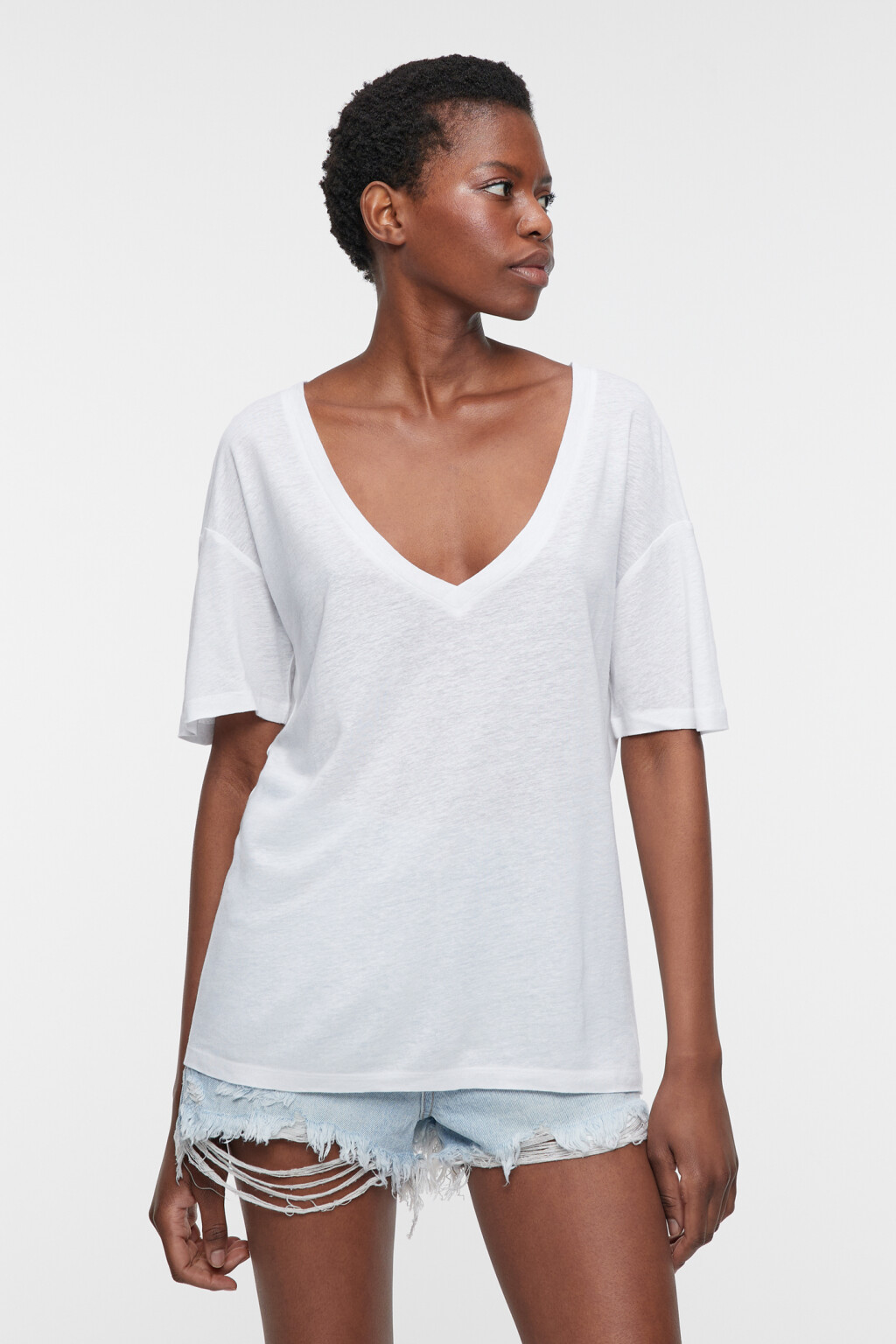 Футболка oversize льняная с V-образным вырезом - цвет белый - 2