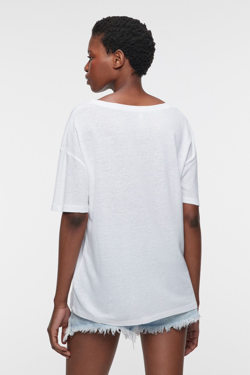 Футболка oversize льняная с V-образным вырезом - цвет белый - 4