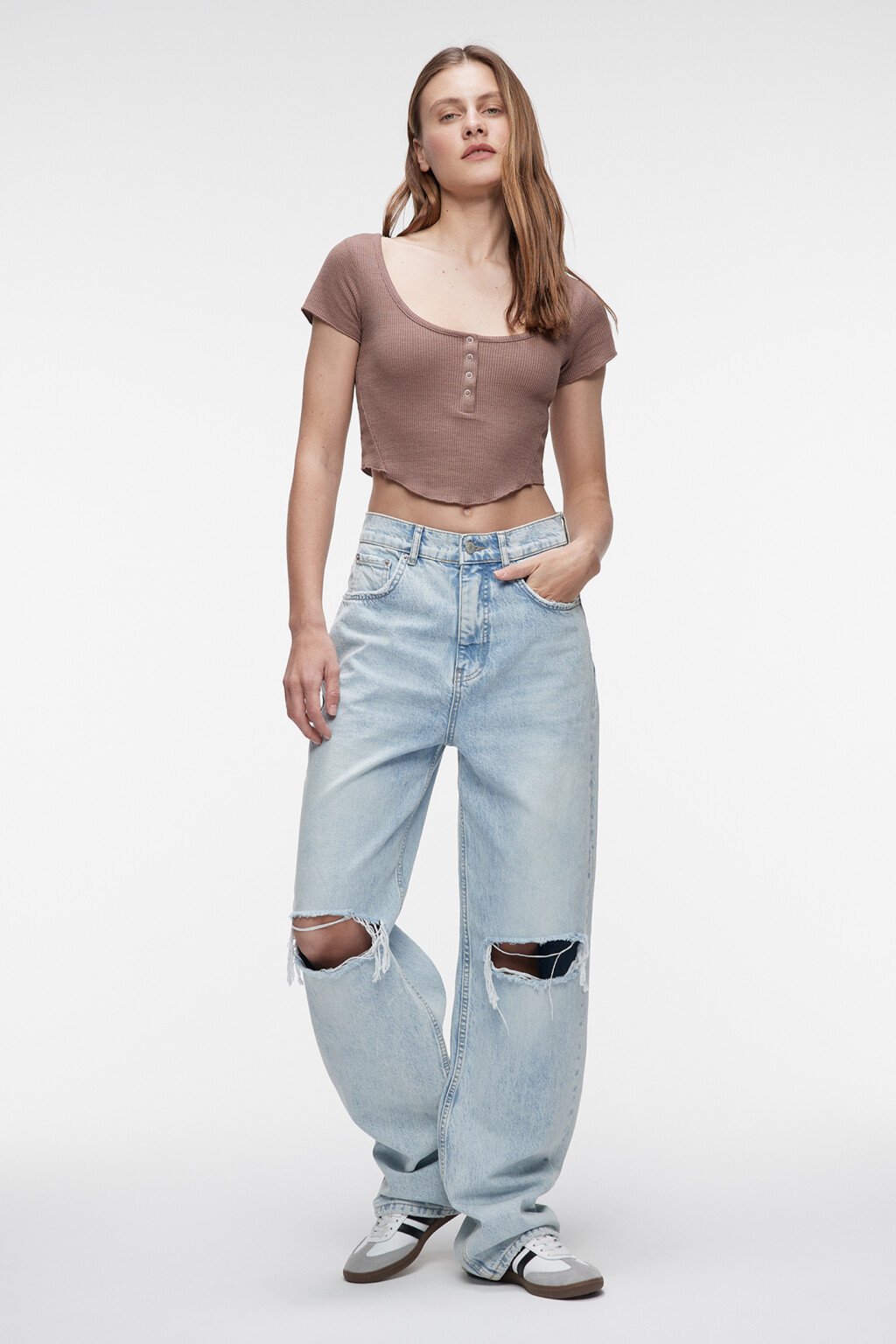 Топ-футболка облегающий с вырезом каре и застежкой - цвет коричневый - 4