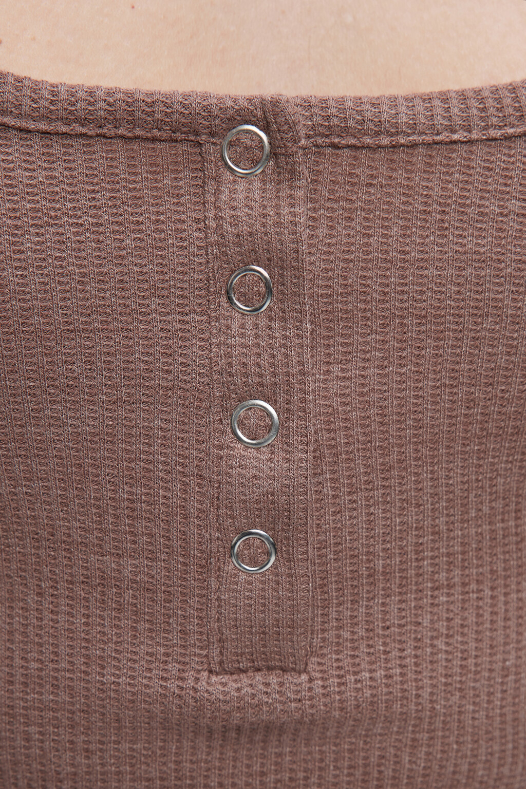 Топ-футболка облегающий с вырезом каре и застежкой - цвет коричневый - 6