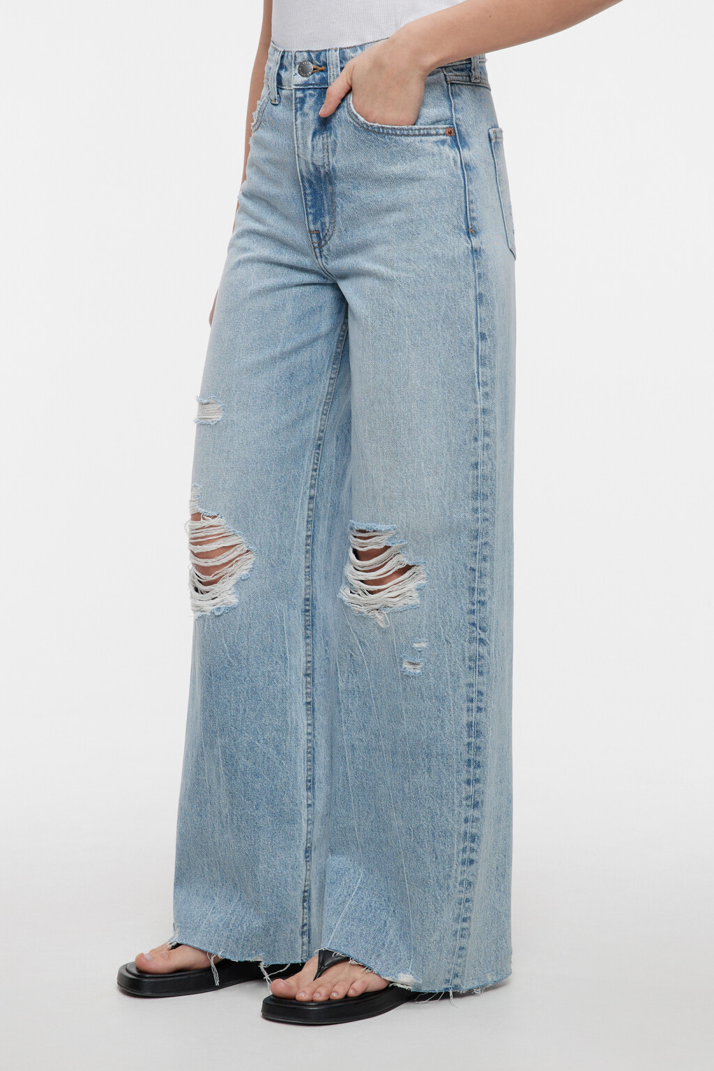 Джинсы wide leg с открытыми срезами и рваными коленями - цвет голубой - 2