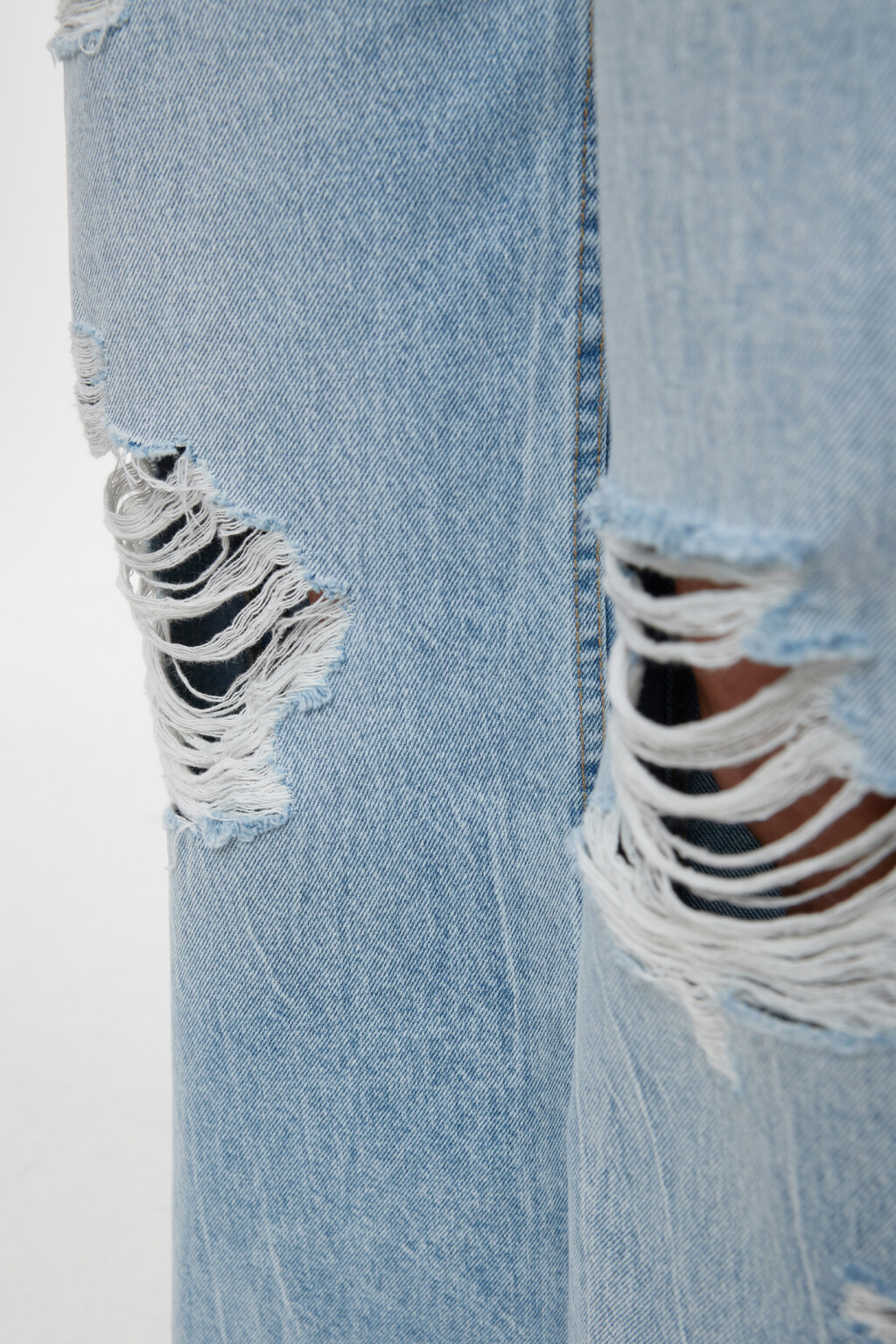 Джинсы wide leg с открытыми срезами и рваными коленями - цвет голубой - 6