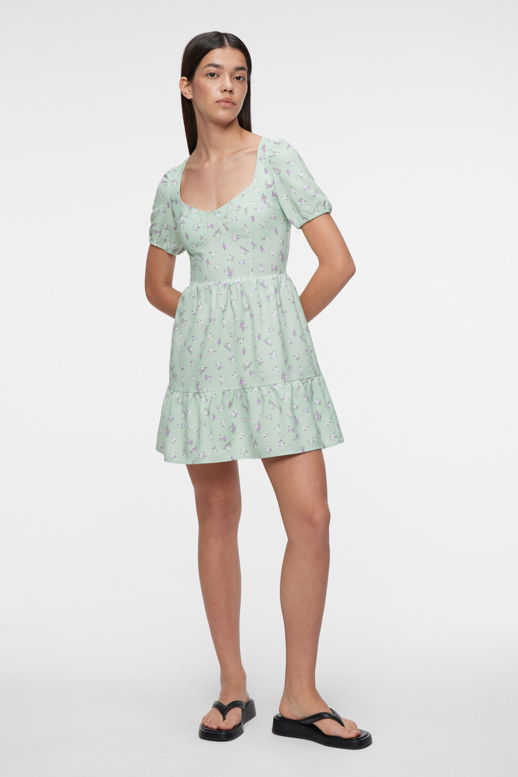 Платье baby-doll мини с фигурным вырезом на груди - цвет зеленый - 4