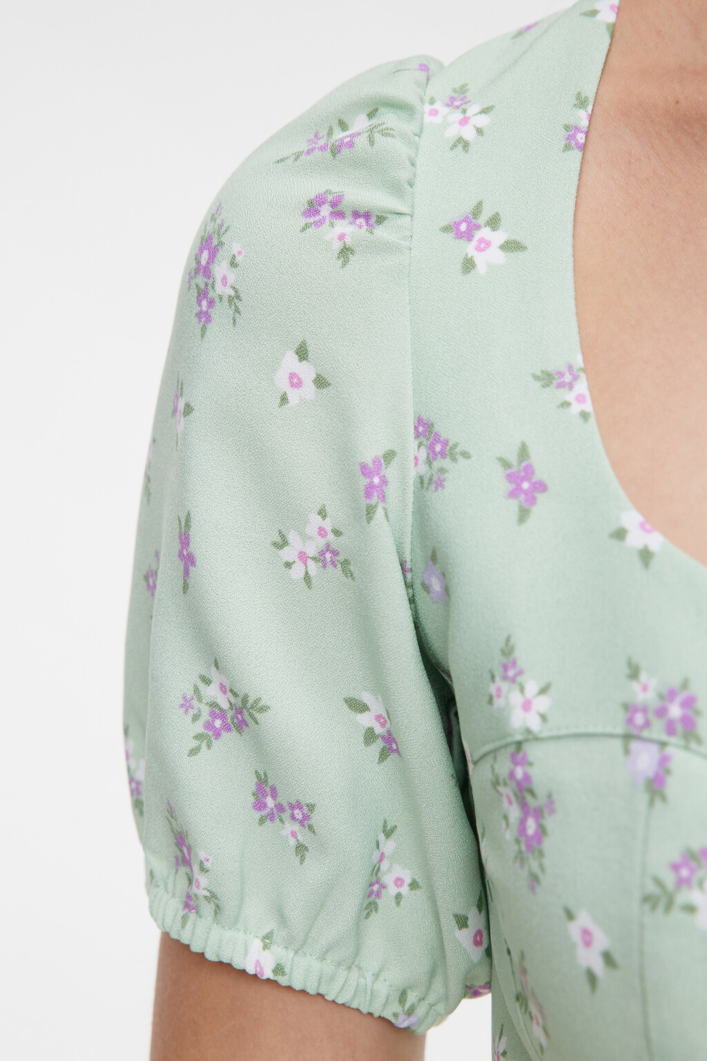 Платье baby-doll мини с фигурным вырезом на груди - цвет зеленый - 6