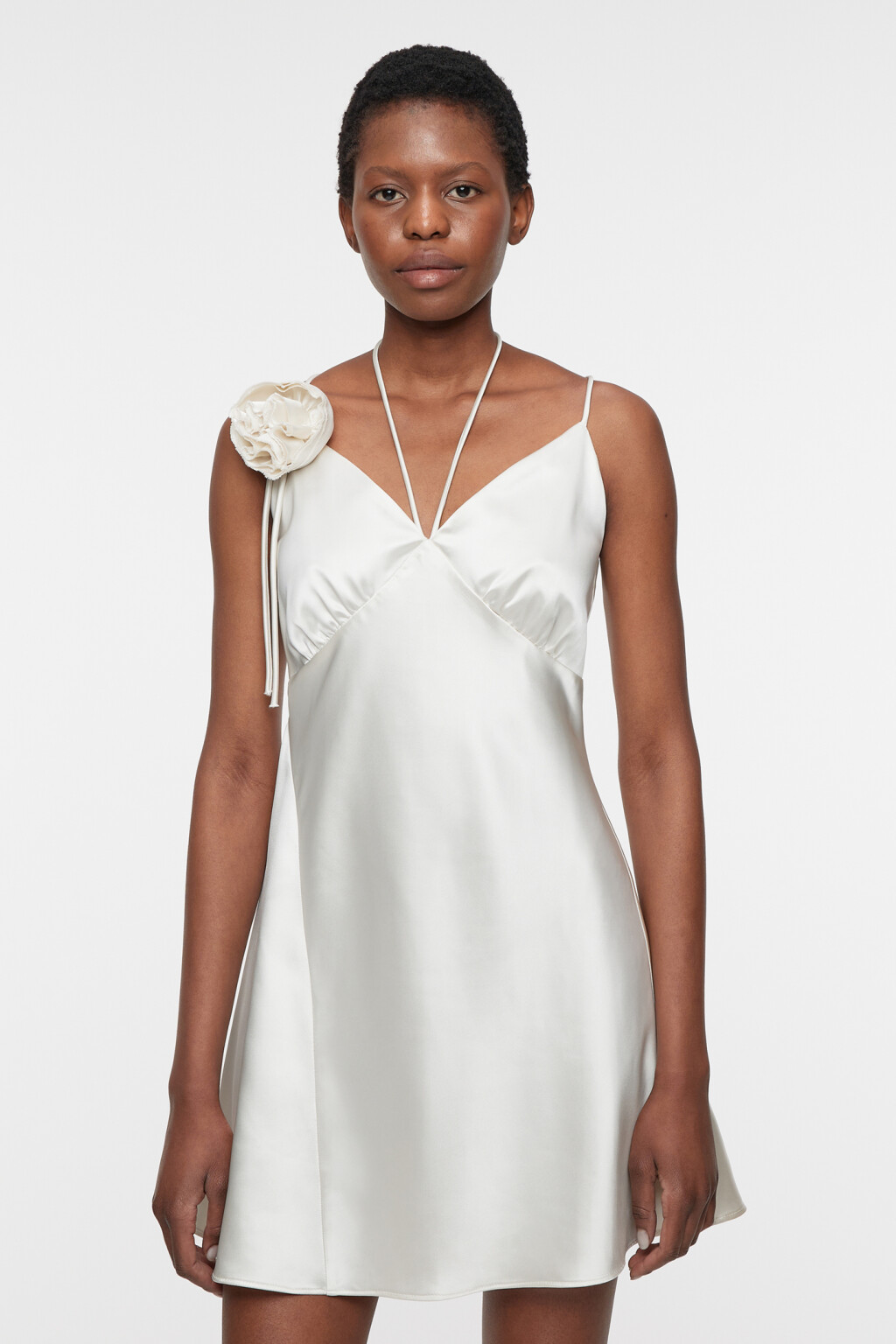 Платье-комбинация мини сатиновое с завязками на шее - цвет бежевый - 3