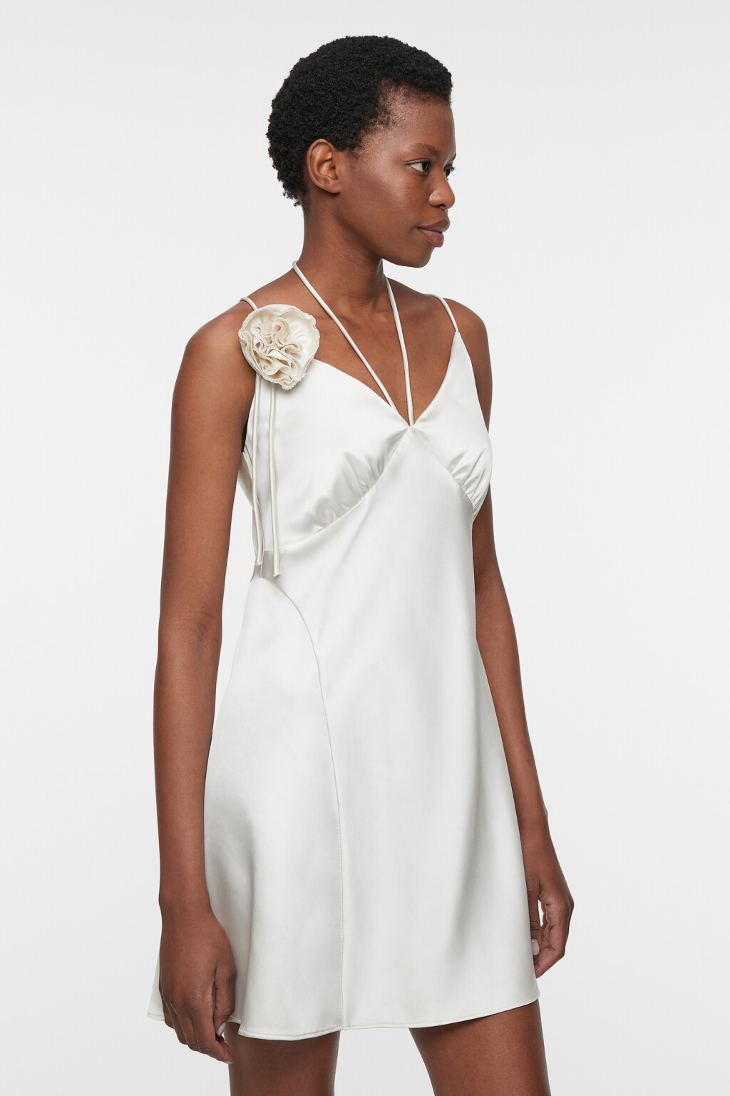 Платье-комбинация мини сатиновое с завязками на шее - цвет бежевый - 4