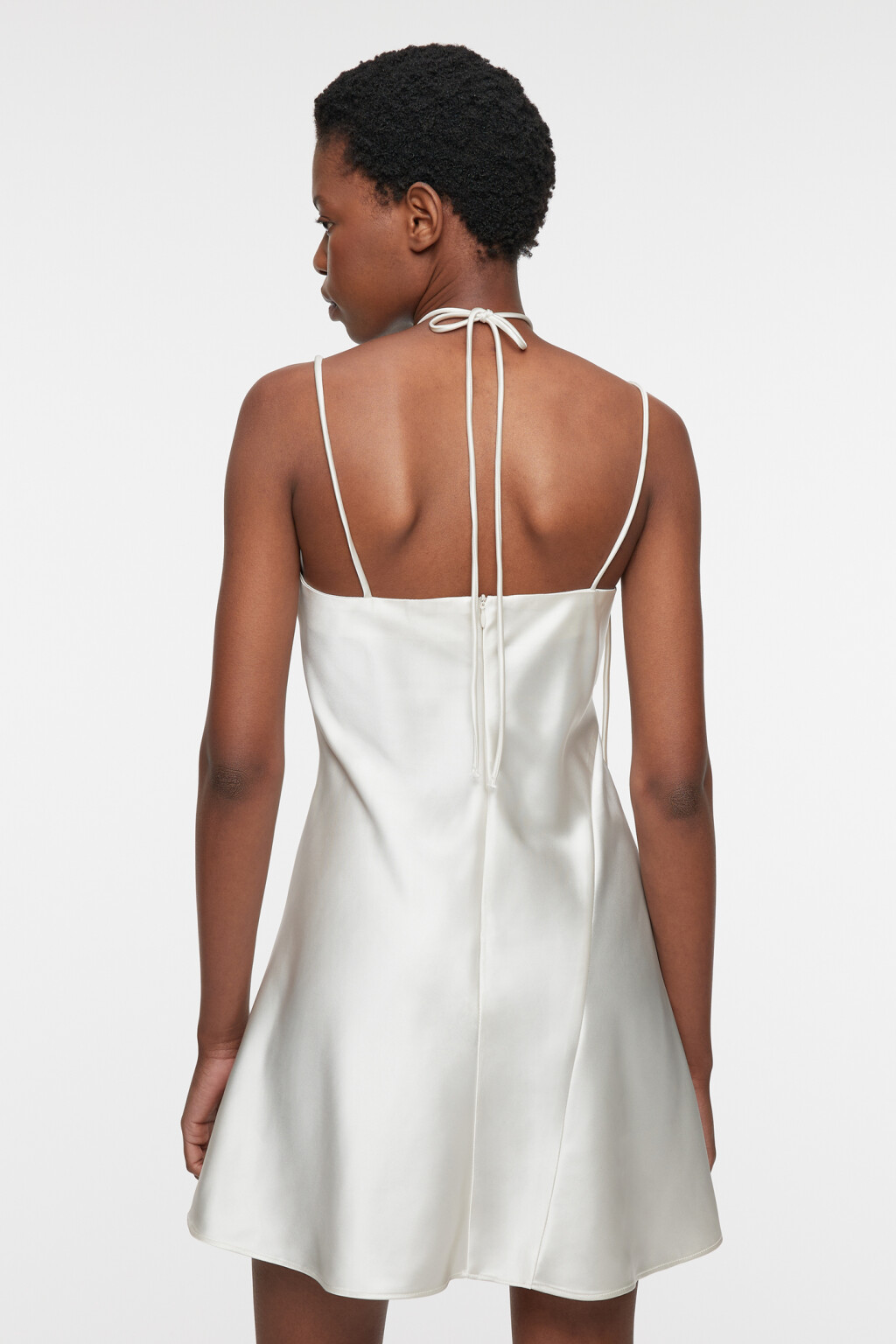 Платье-комбинация мини сатиновое с завязками на шее - цвет бежевый - 5