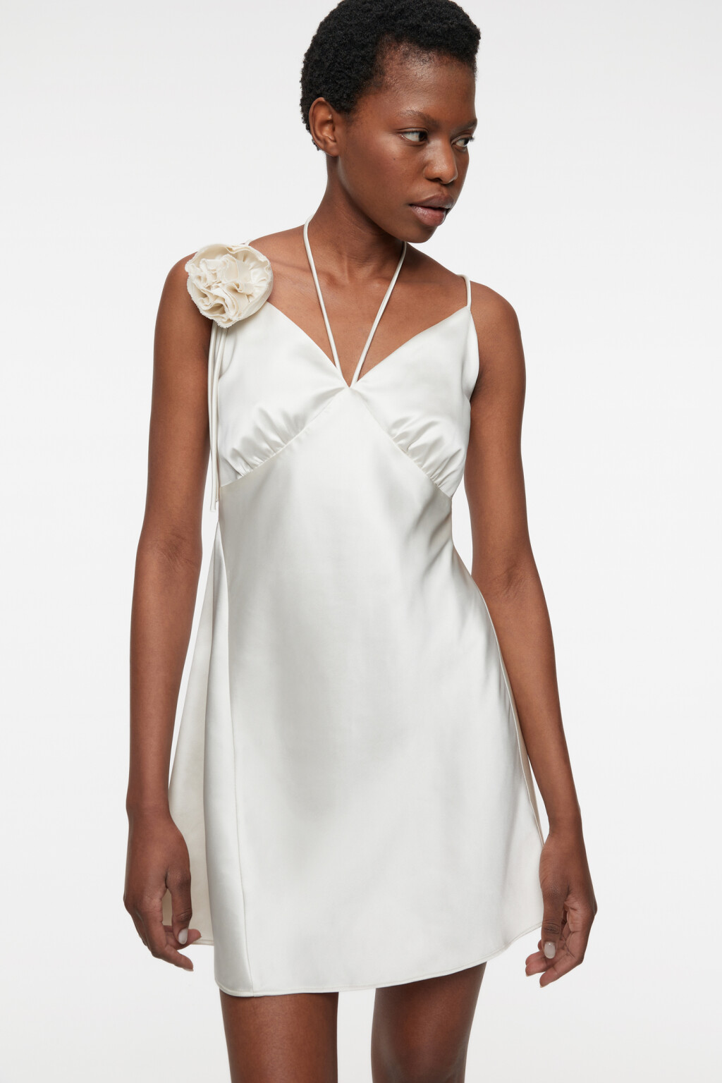 Платье-комбинация мини сатиновое с завязками на шее - цвет бежевый - 2