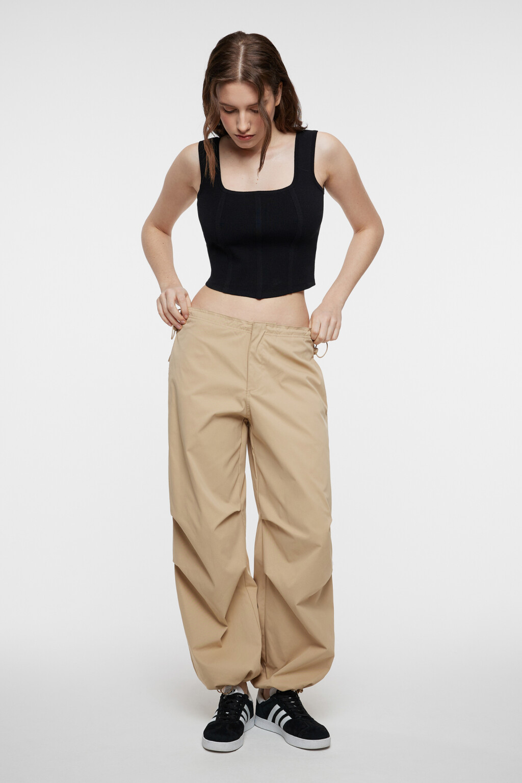 Топ-майка вискозный тонкой вязки на широких бретелях - цвет черный - 4