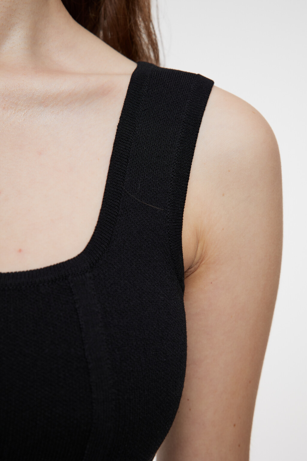 Топ-майка вискозный тонкой вязки на широких бретелях - цвет черный - 5