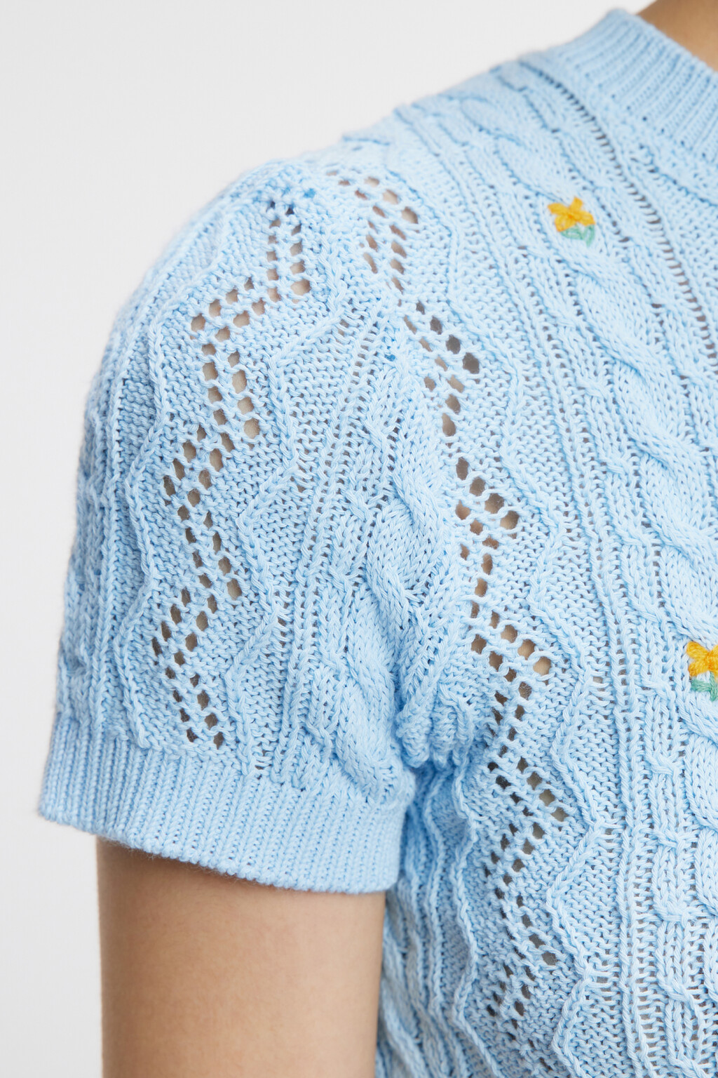 Топ-футболка вязаный ажурный с цветочной вышивкой - цвет голубой - 5