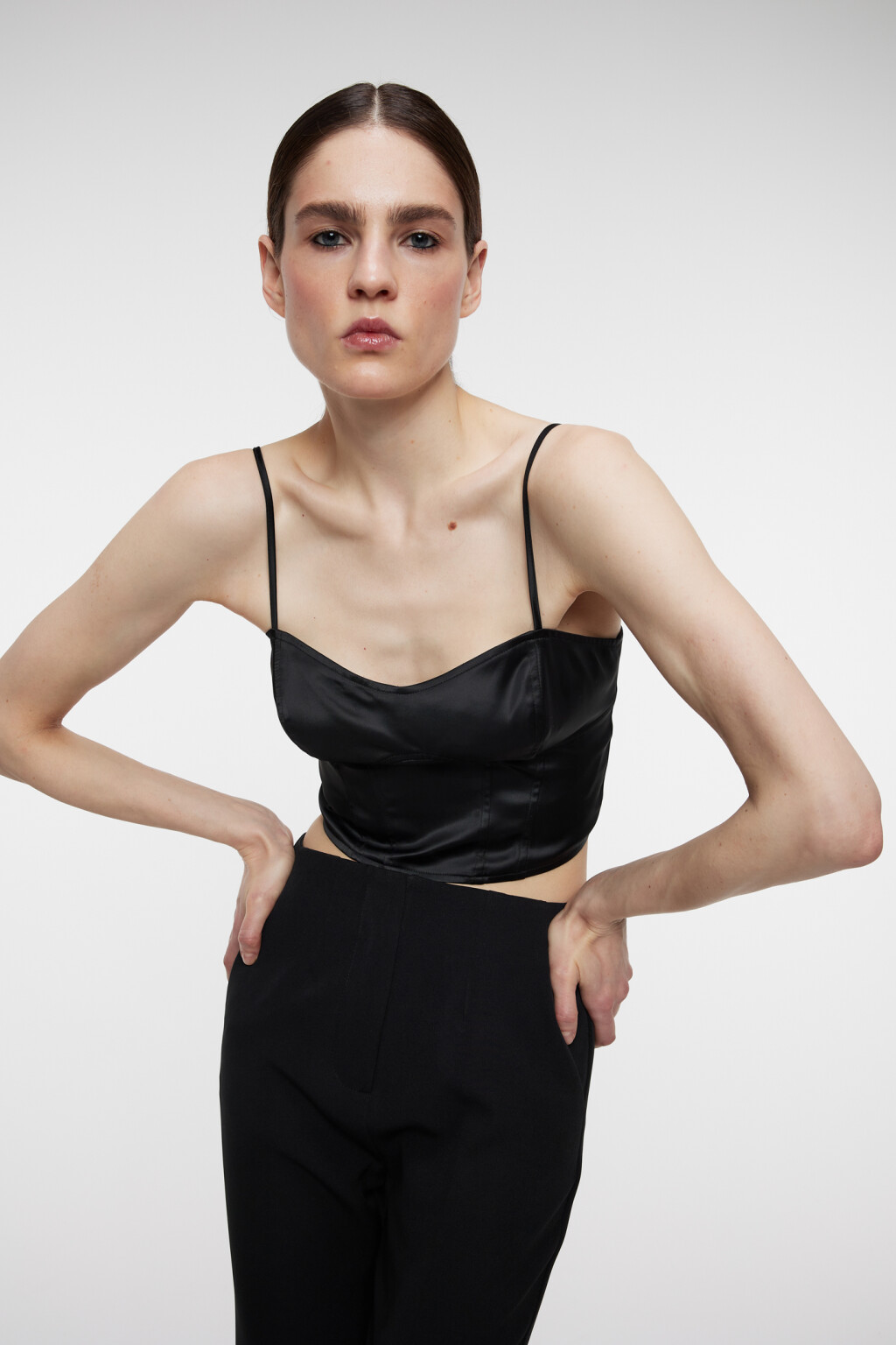 Топ-корсет атласный облегающий с фигурным вырезом - цвет черный - 7