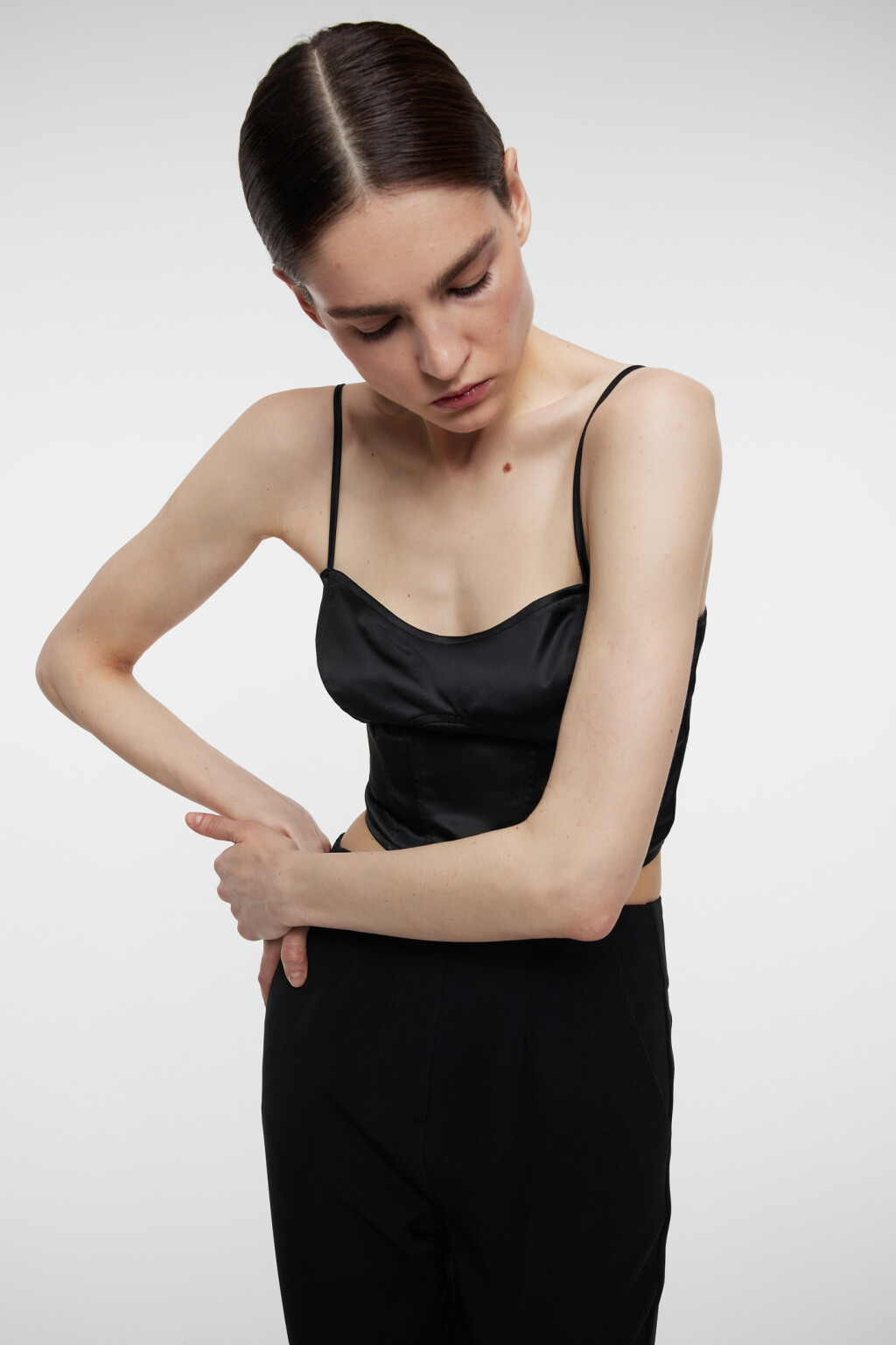 Топ-корсет атласный облегающий с фигурным вырезом - цвет черный - 8
