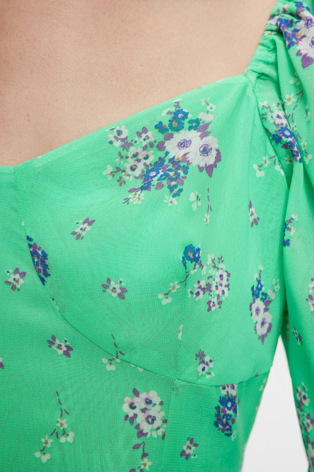 Платье мини приталенное шифоновое с фигурным вырезом - цвет зеленый - 5