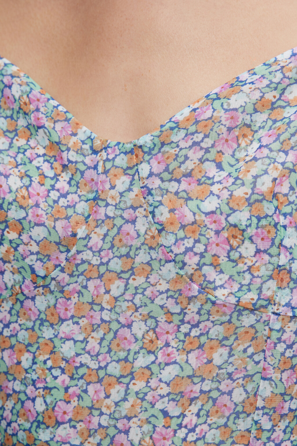 Платье мини приталенное шифоновое с фигурным вырезом - цвет мультиколор - 5