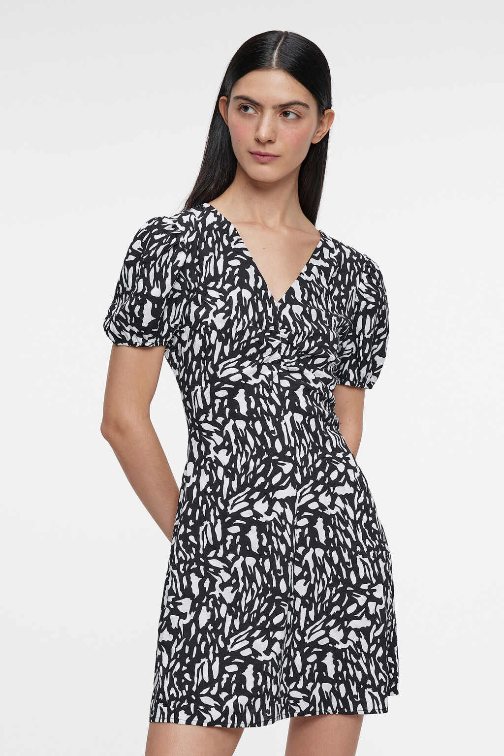 Платье мини приталенное с рукавами-фонариками - цвет черный - 1