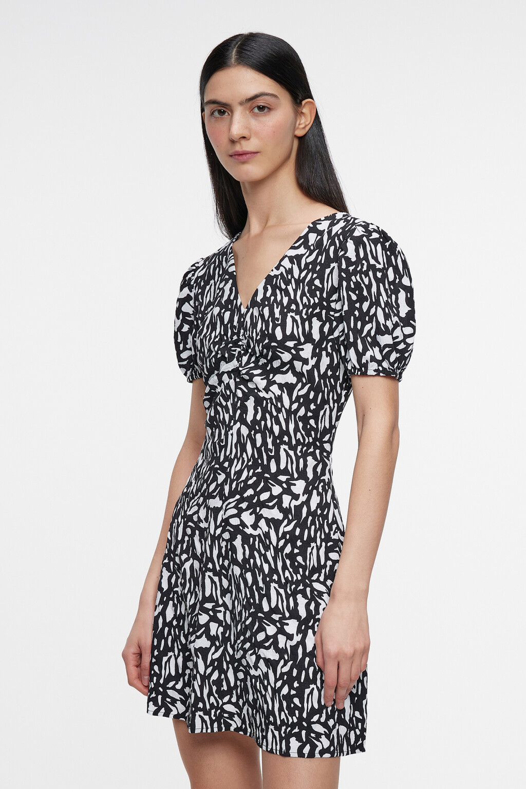 Платье мини приталенное с рукавами-фонариками - цвет черный - 2