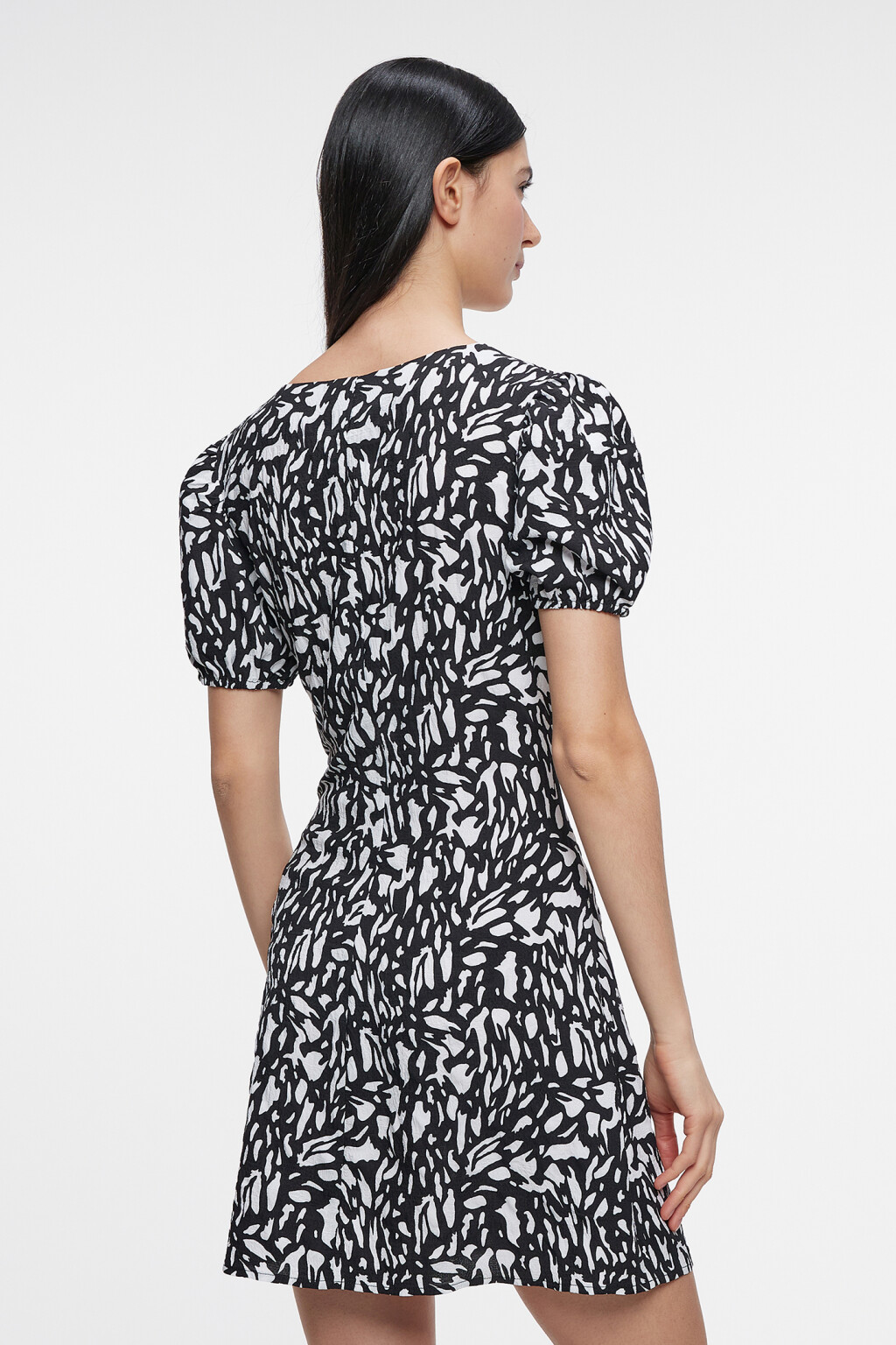 Платье мини приталенное с рукавами-фонариками - цвет черный - 3