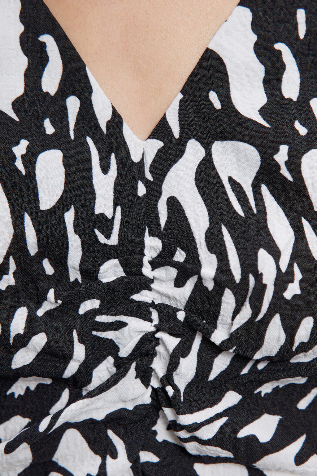 Платье мини приталенное с рукавами-фонариками - цвет черный - 5