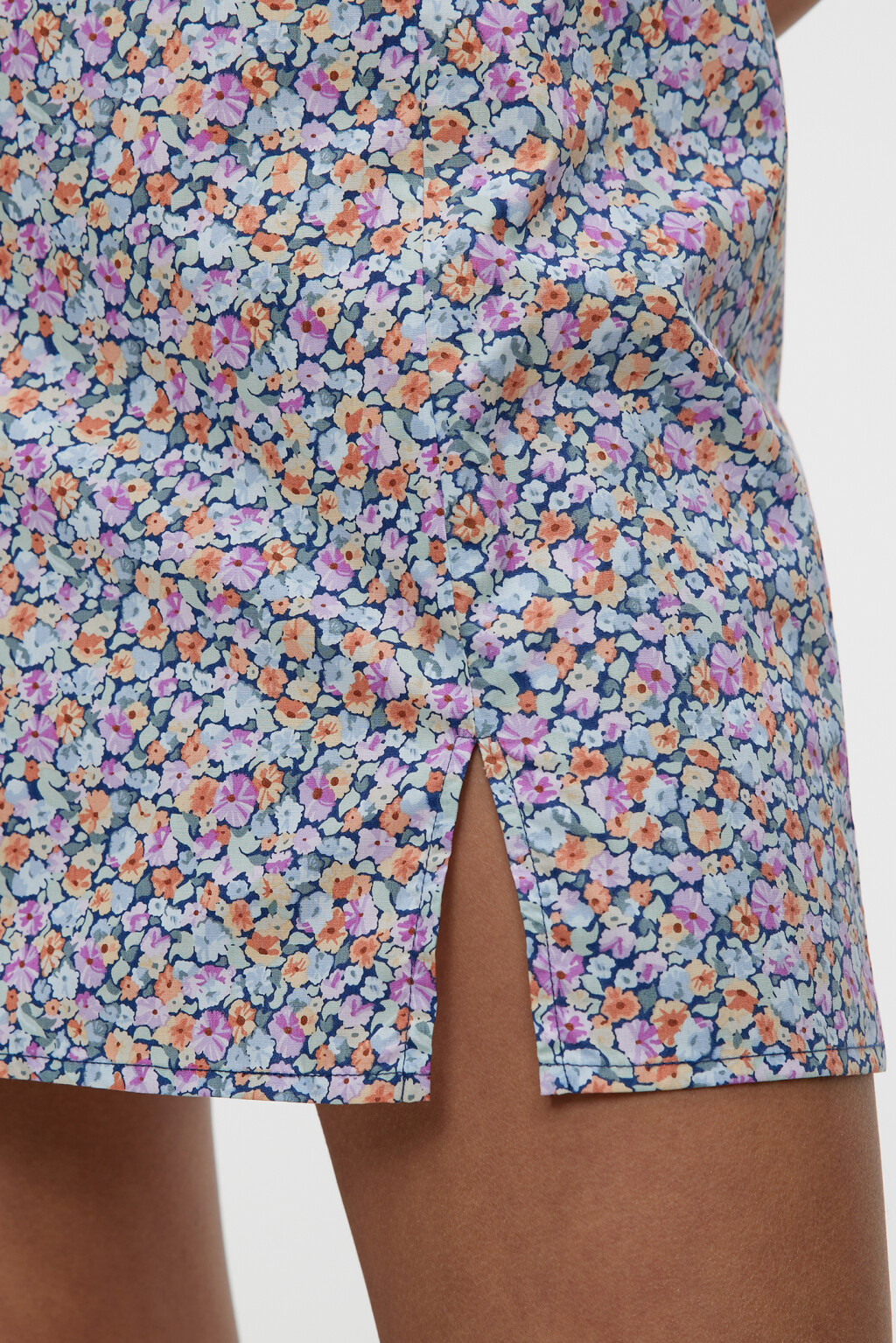 Платье мини хлопковое приталенное с рукавами-фонариками - цвет мультиколор - 5