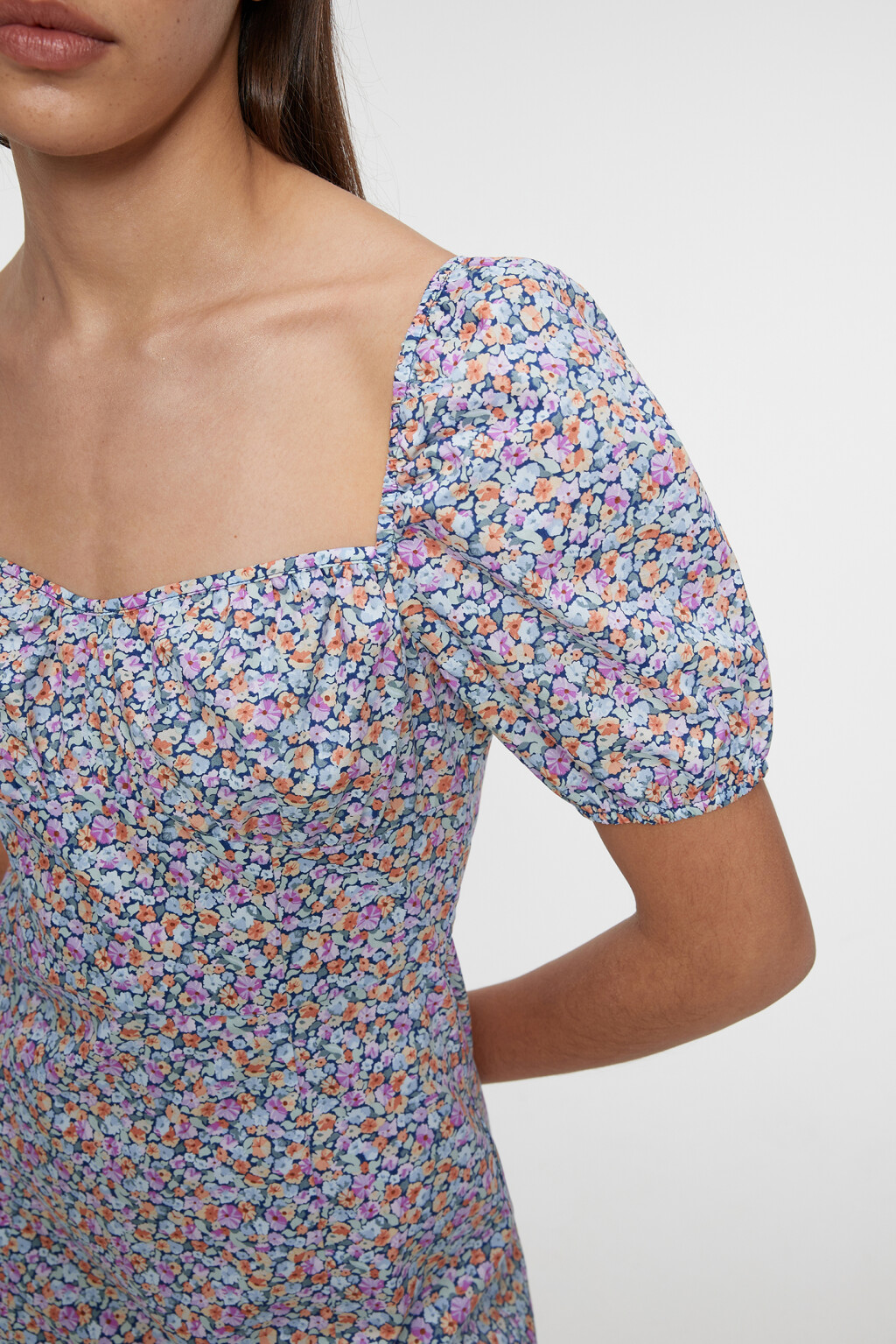 Платье мини хлопковое приталенное с рукавами-фонариками - цвет мультиколор - 7