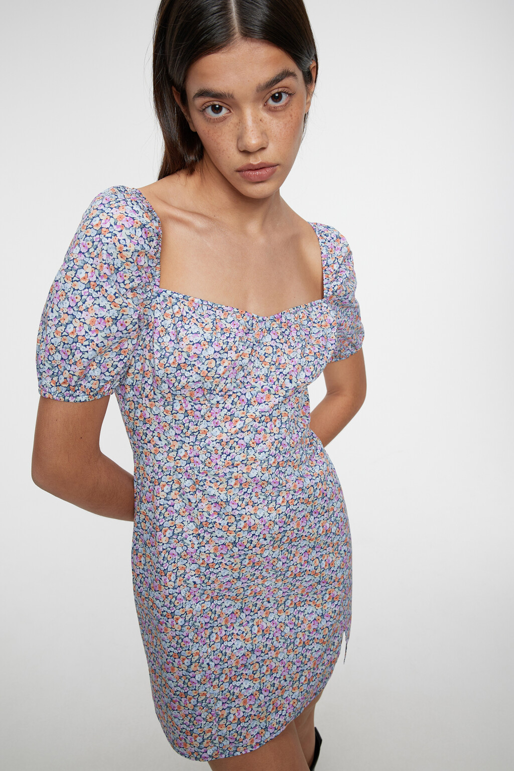 Платье мини хлопковое приталенное с рукавами-фонариками - цвет мультиколор - 8