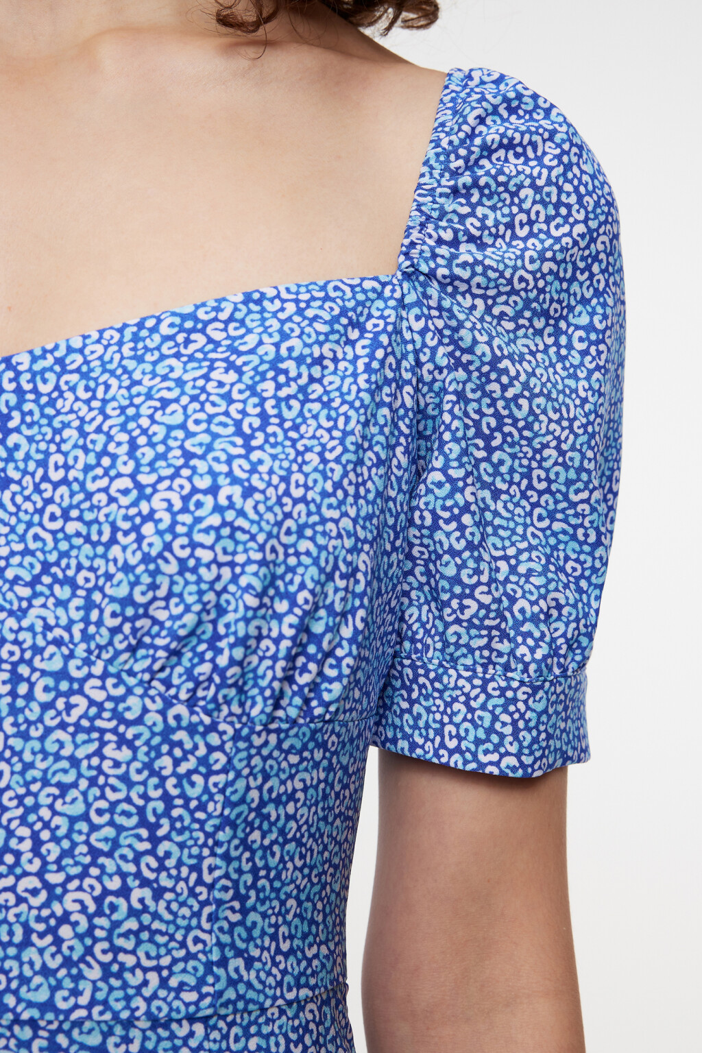 Платье миди приталенное с фигурным вырезом - цвет голубой - 5