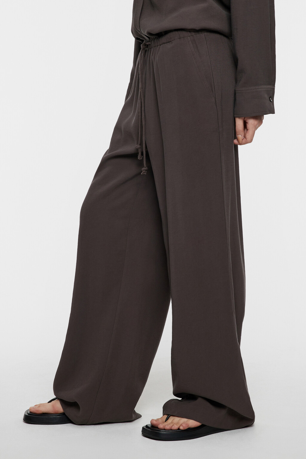 Брюки широкие вискозные с поясом на завязках - цвет коричневый - 7