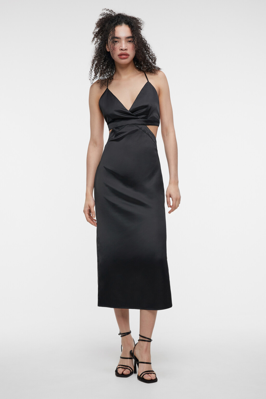 Платье миди атласное на тонких бретельках с вырезом - цвет черный - 2