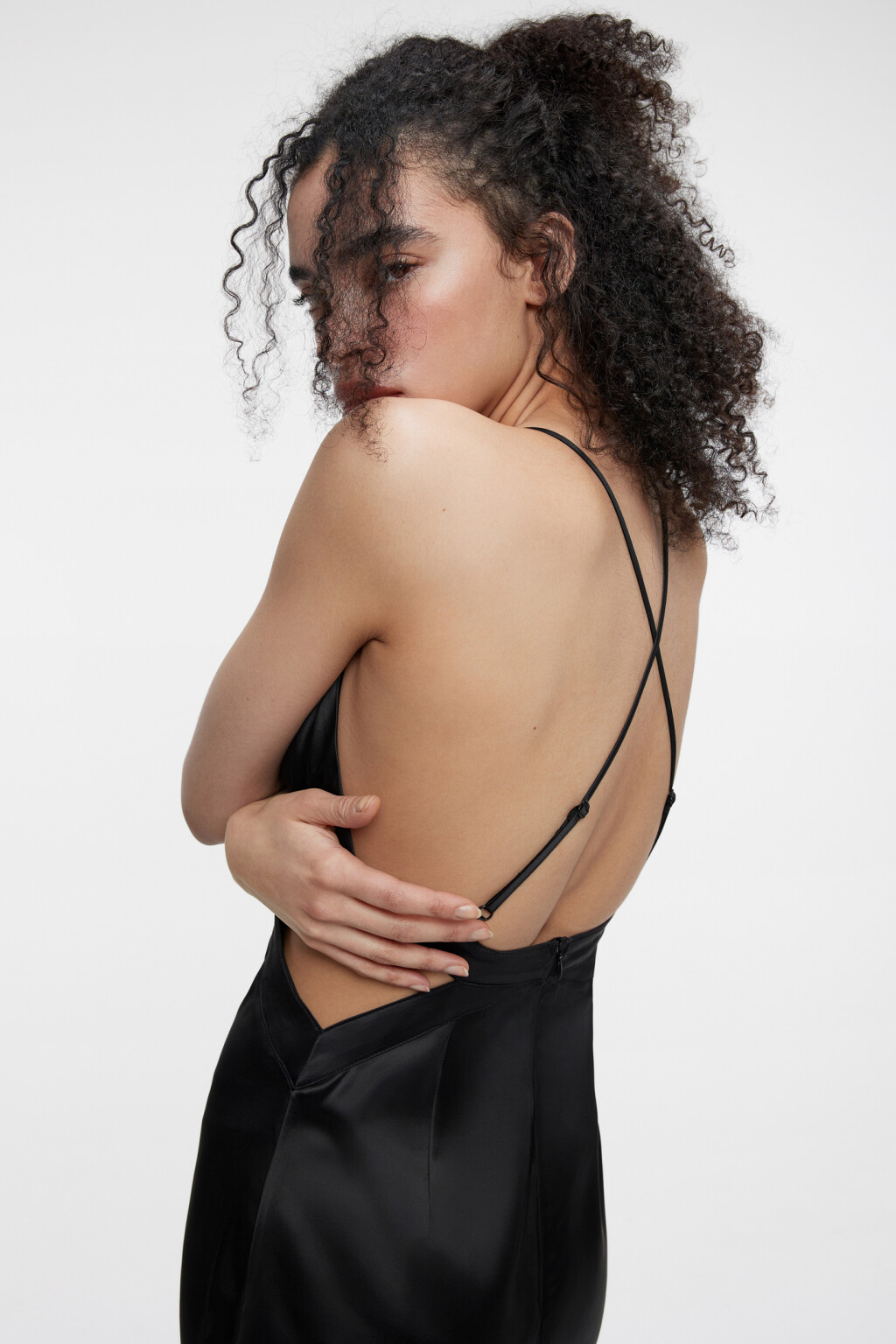 Платье миди атласное на тонких бретельках с вырезом - цвет черный - 6