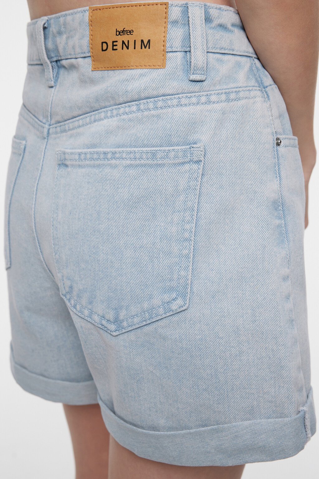 Шорты мини джинсовые с высокой посадкой и подворотами - цвет голубой - 6