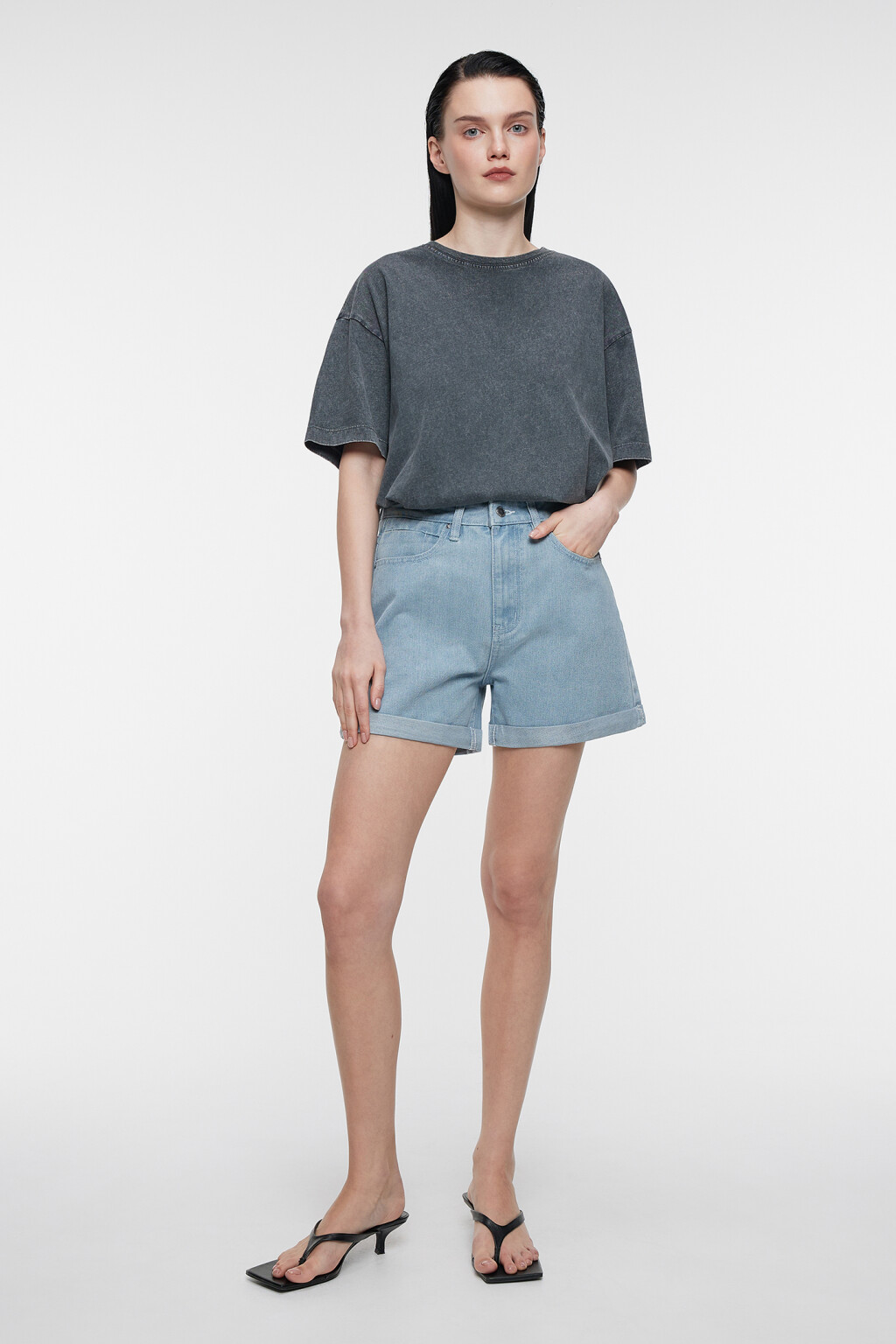 Шорты мини джинсовые с высокой посадкой и подворотами - цвет голубой - 4