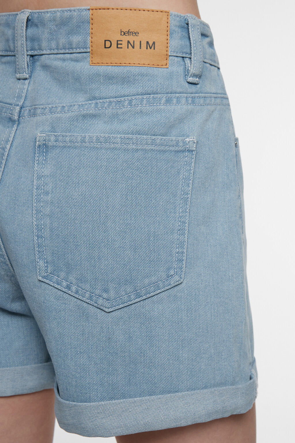 Шорты мини джинсовые с высокой посадкой и подворотами - цвет голубой - 6