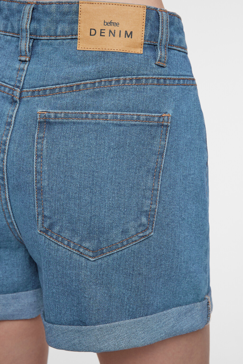 Шорты мини джинсовые с высокой посадкой и подворотами - цвет голубой - 5