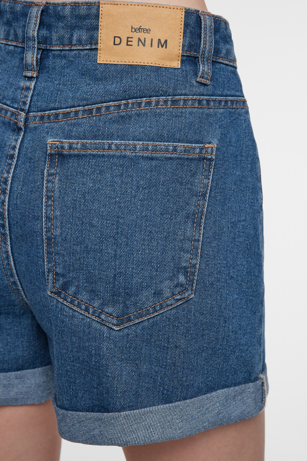 Шорты мини джинсовые с высокой посадкой и подворотами - цвет голубой - 6