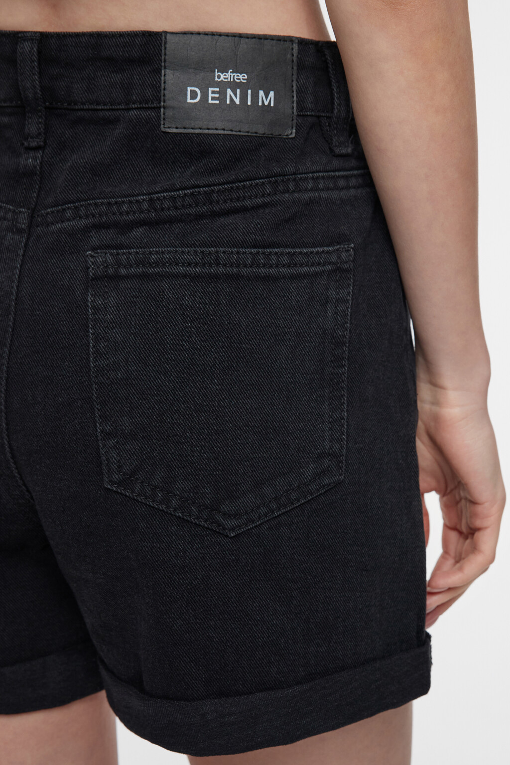 Шорты мини джинсовые с высокой посадкой и подворотами - цвет черный - 6