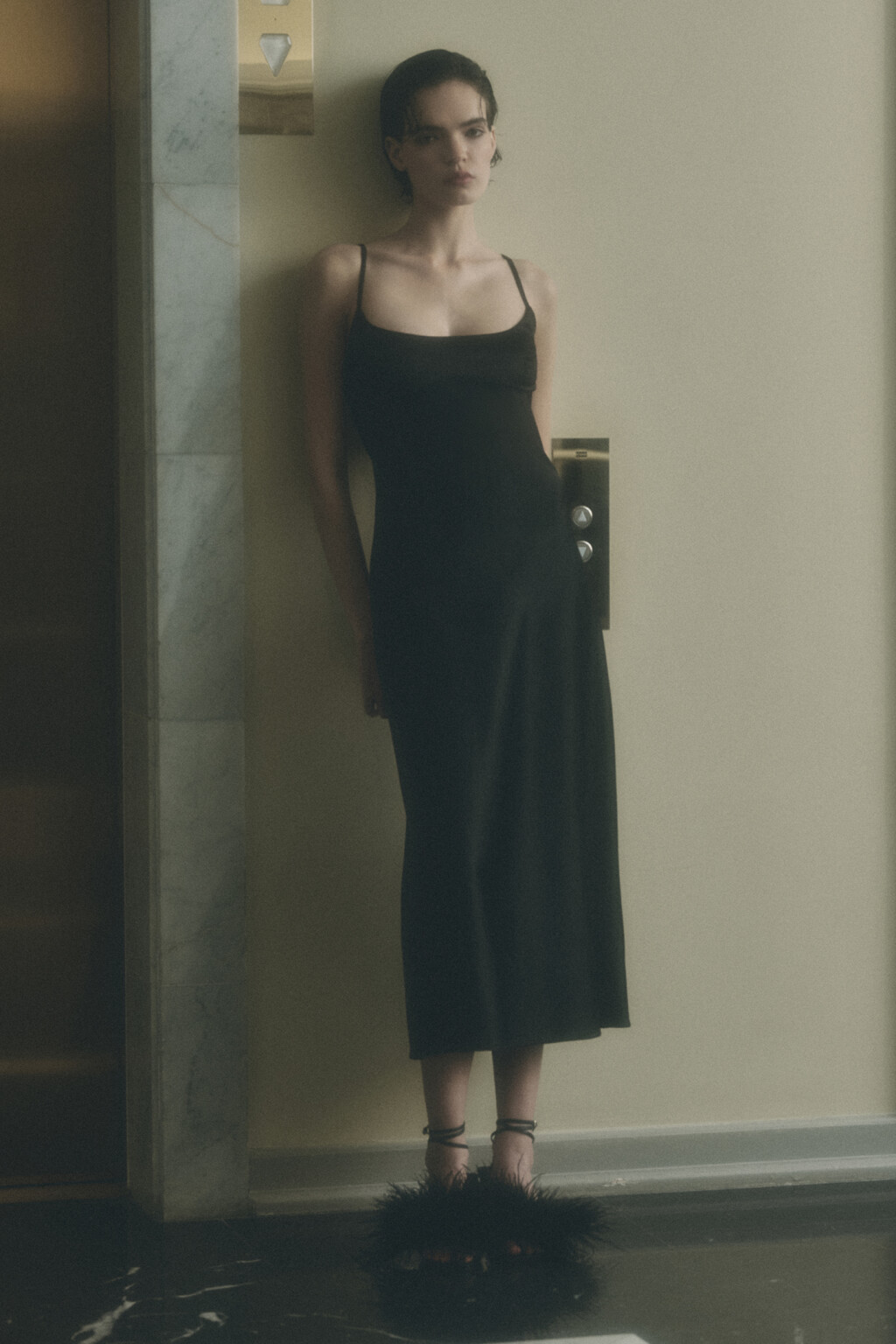 Платье-комбинация миди атласное на тонких бретельках - цвет черный - 8