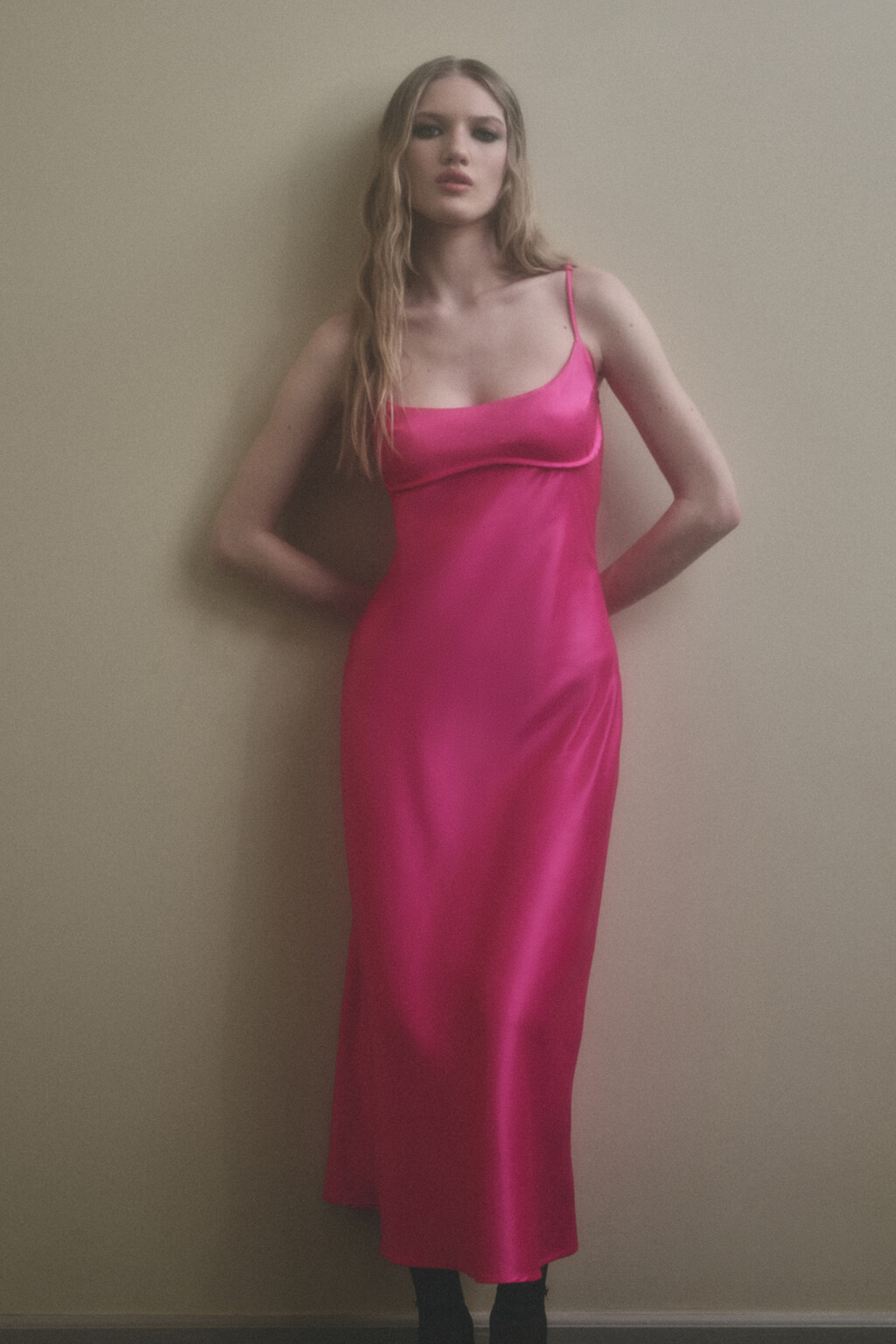 Платье-комбинация миди атласное на тонких бретельках - цвет розовый - 8